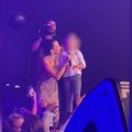 (Video) Aleksandra Prijović izvela devojčicu na binu: Pevačica na kolenima zapevala sa njom: Emotivna scena na koncertu