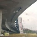 Horor na putu: Kamiondžija iz Turske sleteo sa mosta, kamion se zakucao u zemlju, šok nastupio tek kada su okupljeni…