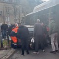 Zbog jednog bahatog vozača BMW-a čitava okretnica autobusa na Zemunskom keju zablokirana (video)