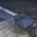 Divlji zapad im nije ravan: Pogledajte trenutak kada naoružani nasilnici upadaju u vilu - kradu sva i svašta (video)