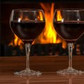 Pa, da se gucne koja čašica pred spavanje, drage dame: Naučnici objašnjavaju zbog čega je dobro popiti crno vino uveče