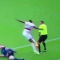 I ovo se dešava na fudbalskim utakmicama! Sudija pokušao da pobegne, fudbaler ga patosirao i pao preko njega (video)