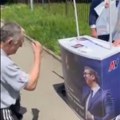 Verovali ili ne: Čovek kleknuo ispred štanda SNS i krsti se pred Vučićevim likom (video)