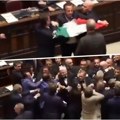 Tuča u italijanskom parlamentu: Opozicionar želeo da ministru da zastavu, poslanici krenuli na njega pa ga oborili na pod…