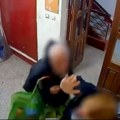 Jezivi snimak nasilja u Beogradu Stariji komšija pretukao mladića u holu zgrade: Udarao ga pesnicama i štapom po glavi i…