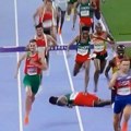 Dramatični prizori na OI: Atletičar doživeo jeziv pad usred trke, pa ostao bez svesti (video)