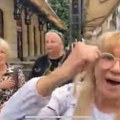 „Okrenula sam kameru, a ona je tada ispustila neki zvuk i udarila stativ rukom“: Novinarka Glasa Šumadije napadnuta…