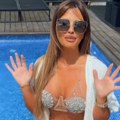 Pirsing na pupku i cirkoni na grudima: Ana Radulović pokazala telo u kupaćem kostimu, svi gledali u jedan detalj