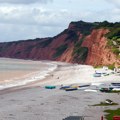 Na popularnoj plaži stene su se u sekundi obrušile Ljudi su za dlaku izbegli katastrofu - kamera je snimila jezivu scenu
