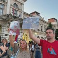 VIDEO Protest u Bečeju: Naprednjaci sa terase prostorija SNS-a posmatraju skup