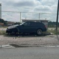 Saobraćajka na obilaznici: Vozač izgubio kontrolu, probio zaštitnu ogradu i uleteo na plac FOTO