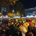 Novi Sad, noć uoči godišnjice velike tragedije:Brojne ekipe studenata i građana pristižu iz cele Srbije