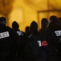 Пљуштали пендреци на рејв журци у Француској: Девет полицајаца повређено током интервенције, осам возила оштећено