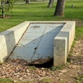 Polomljen metalni poklopac skloništa u centru Niša