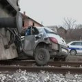 Teretni voz udario u auto: Dvoje povređenih na pružnom prelazu u Požarevcu