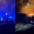 Odjekuju detonacije na Novom Beogradu! Čuveni splav zahvatila buktinja, velika drama na Savskom nasipu: Vatrogascima gašenje…