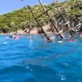 Potonuo brod sa 148 putnika, među njima i deca: Skakali u more, nestao za manje od sat vremena (video)
