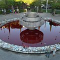 Izrael obeležava godišnjicu masakra Hamasa, fontana obojena u crveno