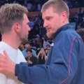 Nikola Jokić i Luka Dončić uvek naprave šou: Srbin iznenadio Slovenca čudnim potezom ruke posle meča