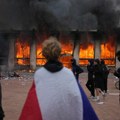 (Foto/Video) Sukobi na protestima širom Francuske: Demonstrant ostao bez šake, zapaljena istorijska zgrada iz 19. veka
