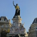 Gradonačelnik Pariza pozvao građane da čiste ulice nakon haosa: Statua Marijane osvanula u žutom prsluku