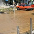 Havarija na Vidikovcu: Poplavljen veliki deo ulice kod pijace, voda na sve strane, vozila se jedva kreću (video)