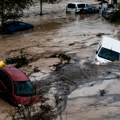 Apokaliptične scene poplava u Španiji: Bujica lomi most kao šibicu i nosi ga, ulice pretvorene u reke, broj žrtava porastao…