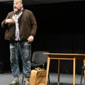 Tijosav oduševio meštane bobova: Pozorišna predstava „Tezga kao život ili sve je na prodaju“