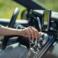 Vozači čim uđu u auto odmah pale klimu, a to je velika greška: Evo kako da rashladite vozilo, a da ga ne oštetite