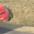 Čovek leži na putu bez svesti: Teška nesreća kod Kovilja: Sudarili se kamion i automobil