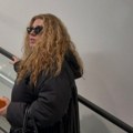 Indira Radić sletela u Beograd, grmi u rokerskoj jakni: Raspoložena stigla sa nastupa pa pomenula kolege