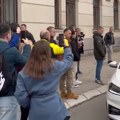 Protest ispred suda u Nišu: Građani izviždali gradonačelnika i uzvikivali mu da je „ustaša“