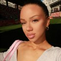Naša pevačica (24) čeka drugo dete sa fudbalerom iz Afrike. Na utakmici saopštila srećne vesti: Grli trudnički stomak i blista.…