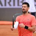 Novak opet napunio tribine na treningu, rukav i dalje tu