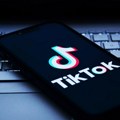 Скандал у Индонезији: Љубавни пар јавно бичеван због пољупца у преносу уживо на ТикТоку