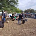Kako se peče rakija u Mačvi: Metkovačka „Vesela mašina“ okupila ljubitelje tradicije