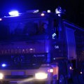 Požar u školi u Kikindi, osam vatrogasaca gasi vatru