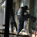 (Foto) Sukobi studenata i policije u Tirani: Povređeno 14 policajaca, privedeno 35 osoba