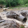 Dok meštani sela kod Medveđe čekaju nastavak radova - voda im odnela put