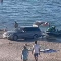 Mađarski turista u Hrvatskoj kolima uleteo u more pokušavajući da izvuče skuter (VIDEO)