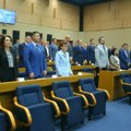 Sednica nsrs počela minutom ćutanja za ubijene Srbe na Kosovu: Poslanici na dnevnom redu imaju više predloga zakona za…