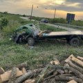 Kamion smrskan, delovi rampe rasuti svuda po putu: Prve fotografije teške nesreće kod Sremske Mitrovice (foto)