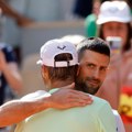 Đoković i Nadal - pozdrav na terenu u Parizu težak 46 grend slem titula