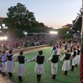Folklorni ansambl Mozaik poklanja koncert publici u Niškoj Banji