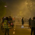 AP i AFP o jučerašnjim protestima: „Vučićeve pristalice bacale baklje na demonstrante u Novom Sadu“