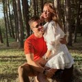 Nikola rokvić uhvatio Bojanu za butinu: Ona mu u miniću sedi u krilima: Razmenjuju nežnosti u šumi (Foto)