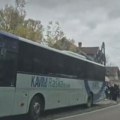Udes kod Polumira: Autobus sa naprednjacima udario u ogradu pored puta