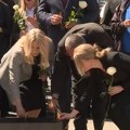Porodice žrtava iz Srpske položile ruže i sveće, sarajevski komunalci ih sklonili: cveće bačeno u kontejnere