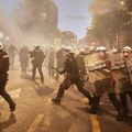 Incident kod zgrade Predsedništva: Baklje i topovski udari bačeni ka policiji, kordon potisnuo građane ka "Londonu"