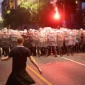 (Фото/видео) Инцидент код Председништва: Бакље и топовски удари бачени ка полицији, кордон потискује грађане ка Славији
